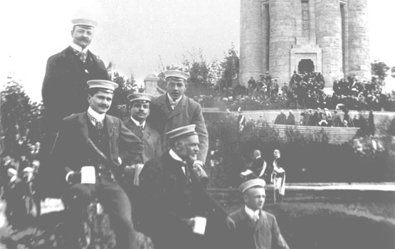 Einweihung des Denkmales auf der Göppelskuppe bei Eisenach, 31.5.1902; AH Schneefuß, aB Macher, AH v.Arledter, aB Niecha, AH Leinauer, aB Liebl